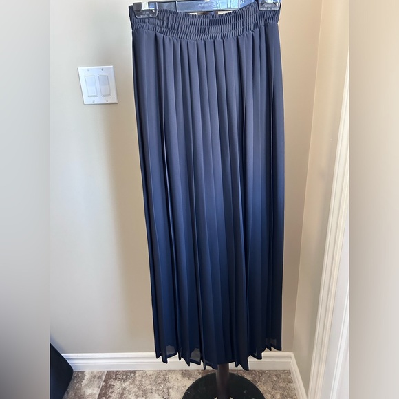 Pants - FEMME DE CARRIERE ladies wide leg pants .